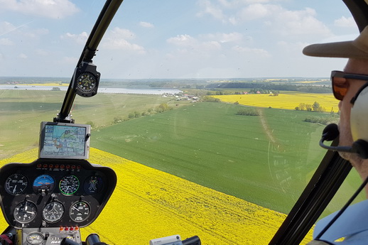 Hubschrauber fliegen zur Rapsblüte