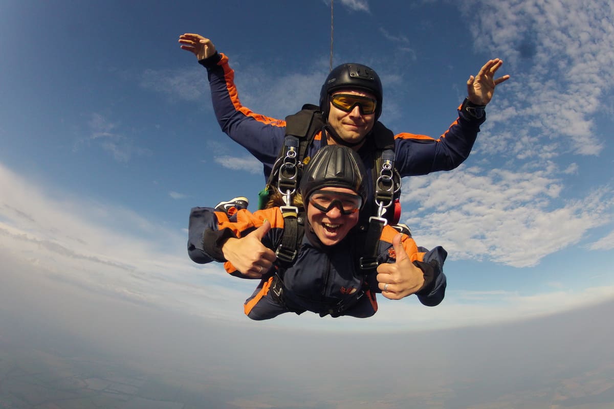 allschirmspringen Flugplatz in Neustadt-Glewe bei Hamburg